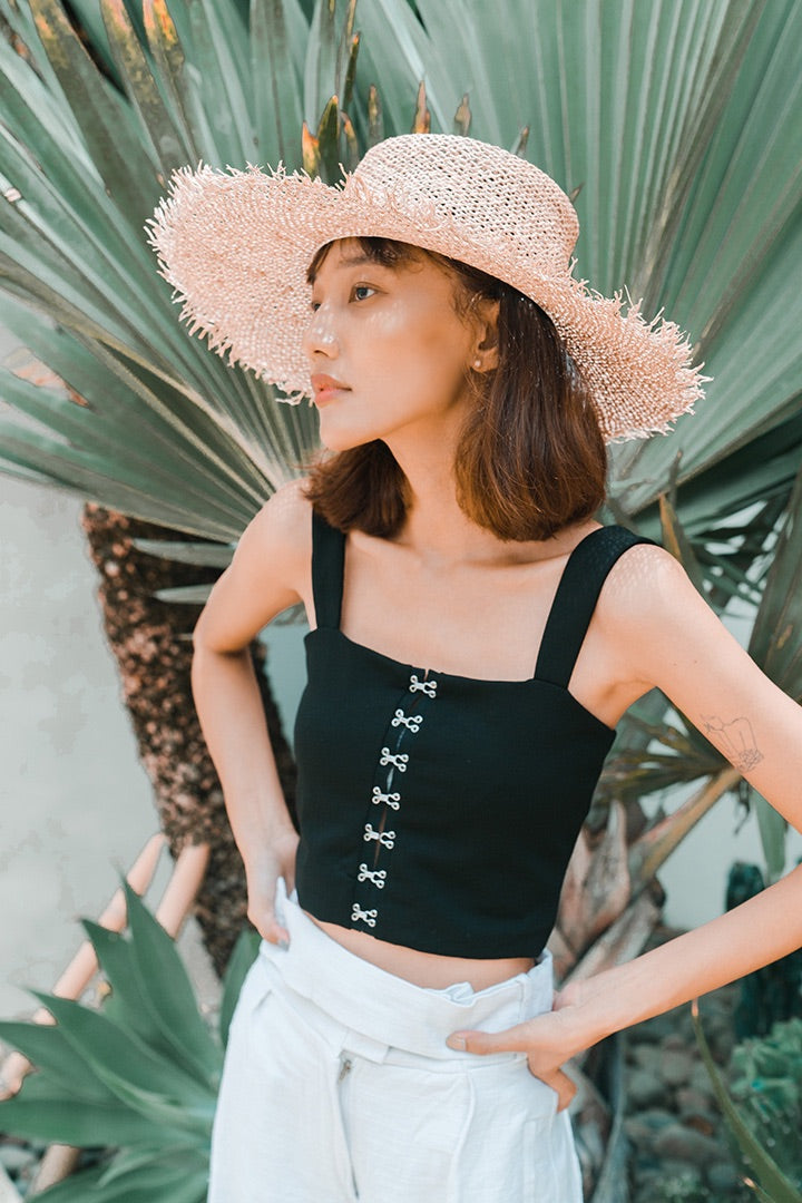 LEXI BUCKLE BASIC TOP (BLACK)