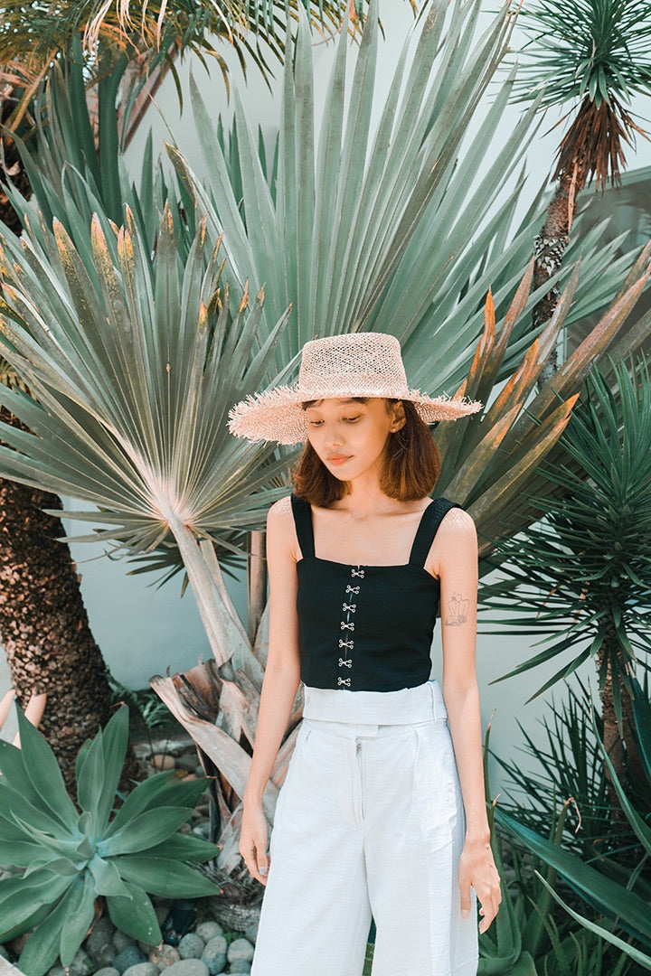 LEXI BUCKLE BASIC TOP (BLACK)