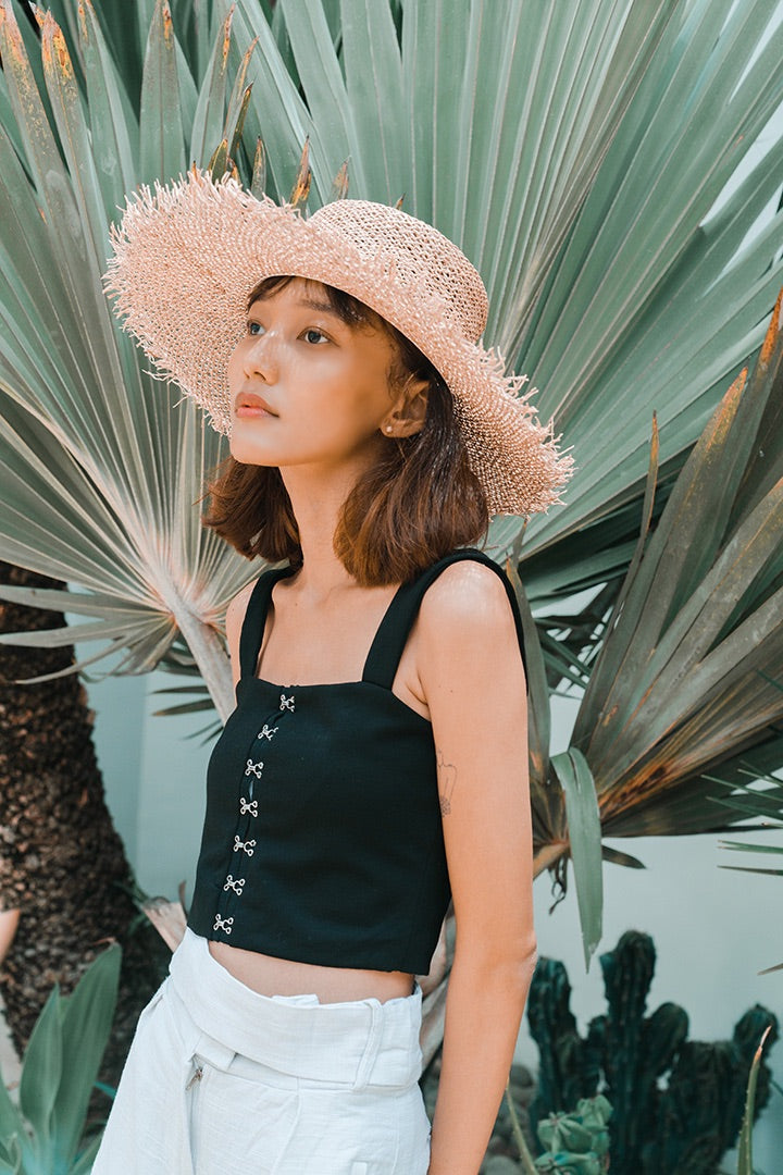 LEXI BUCKLE BASIC TOP (BLACK)